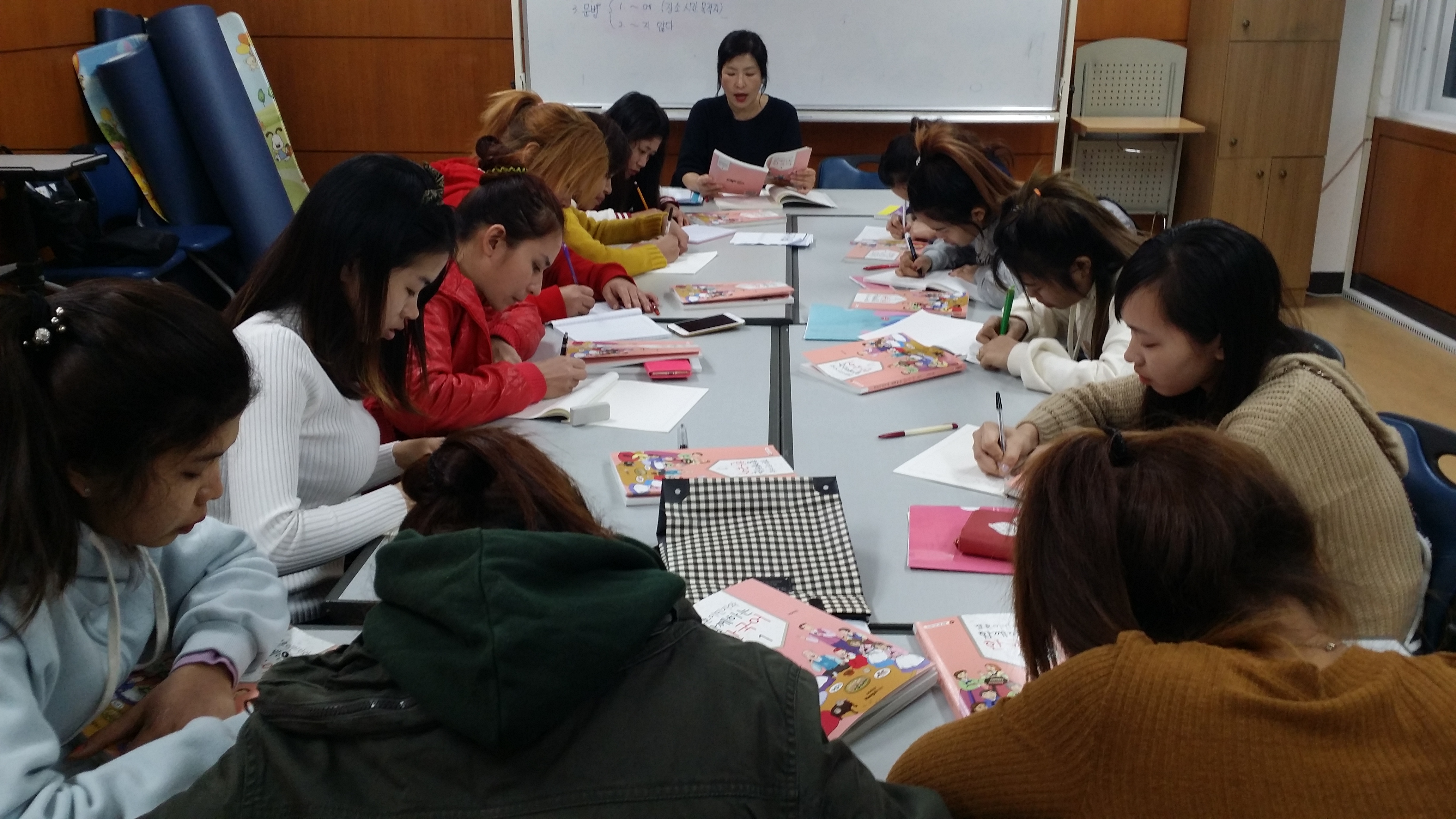 외국인 한글 교육 열공 첨부 이미지 #